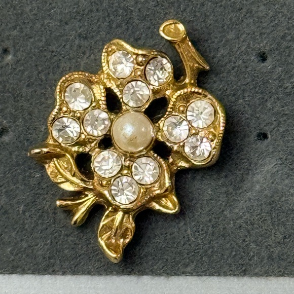 Vintage 1928 Gold and Crystal Flower Brooch - Picture 3 of 4